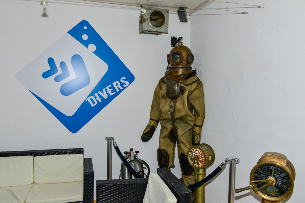 Divers Indoor Tauchsportzentrum mit Tauch aktiv